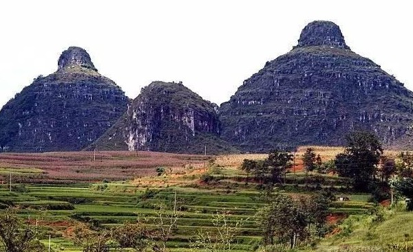 3.中国贵州的双乳峰 来到贵州双乳峰的游客看到这个景点马上就能联想到女性的身体部位，当地人相信在婚礼当天造访双乳峰能为新人带来好运。