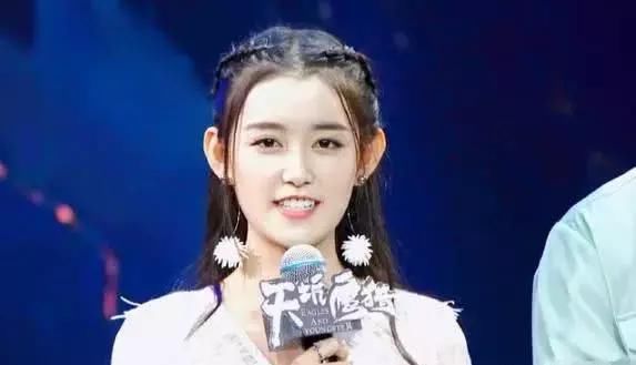 蒋依依出席,天坑鹰猎发布会圈粉无数,好美