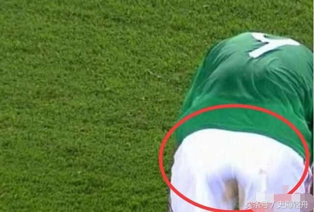 足球比赛只有中场休息没有暂停,运动员尿急了
