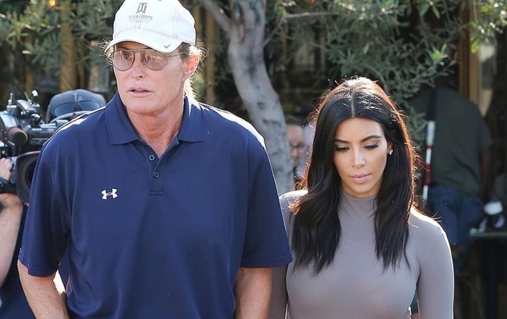 布鲁斯与金合影
如果一切到此为止，倒也没什么大不了。但很快在接受媒体采访时，布鲁斯公开宣布自己的灵魂是一个女人，不由得让人大跌眼镜。