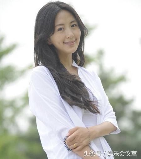 47岁于和伟近照,想演诸葛亮,妻子撞脸杨童舒,与