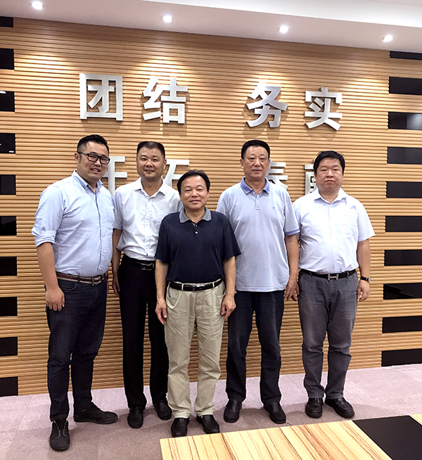 会上,李光武少将在讲话中说道:非常荣幸和边秘书长一起感受新华的