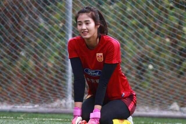 上海名记怒斥:中国最好的足球队踢着最烂的场