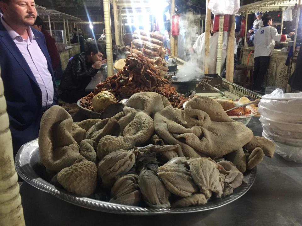 一年四季不停歇,每日夜晚夜市上烤魚,烤肉,饢,喀什甜瓜等美食薈萃