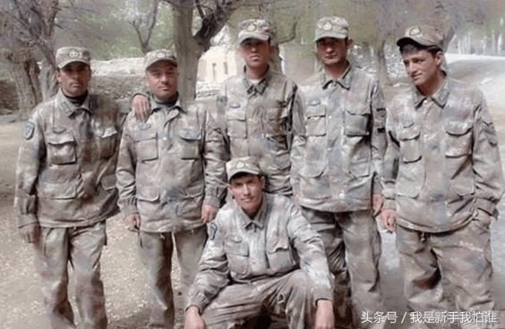 这些解放军真特别,长相像外国人,身穿我军军服
