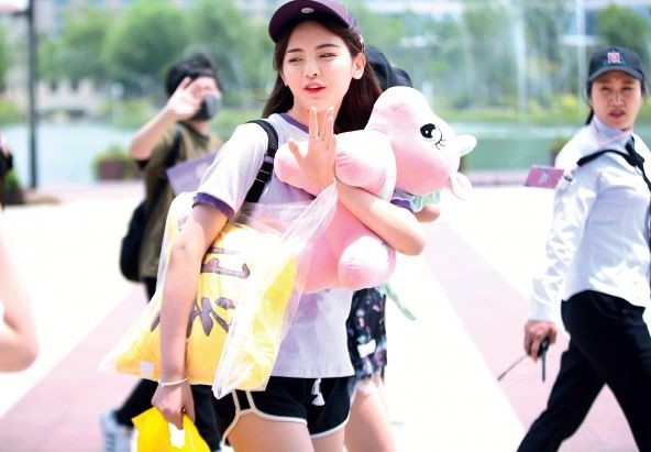 杨超越老板说她长得像张柏芝 网友:这是张柏芝