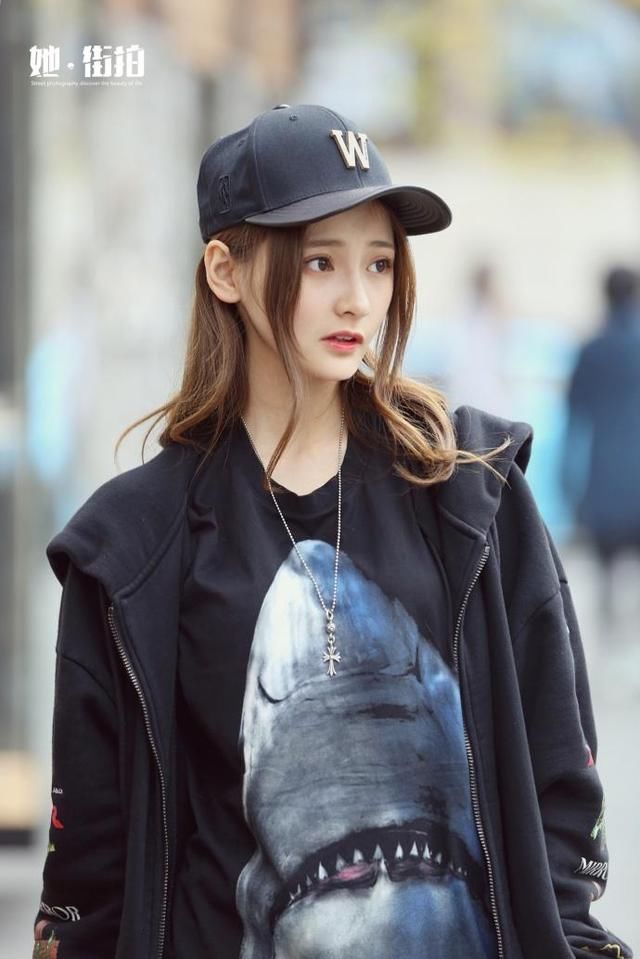 成都街拍,不规则图案毛绒外套搭配黑色皮裙,时