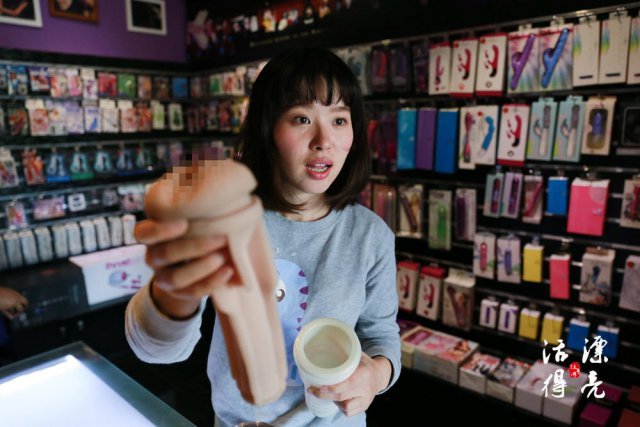 从一开始对情趣测评的好奇，通过不断学习，丹丹渐渐迷上性学这个研究领域。她开始阅读性学书籍，与性学研究的学者老师讨论交流。