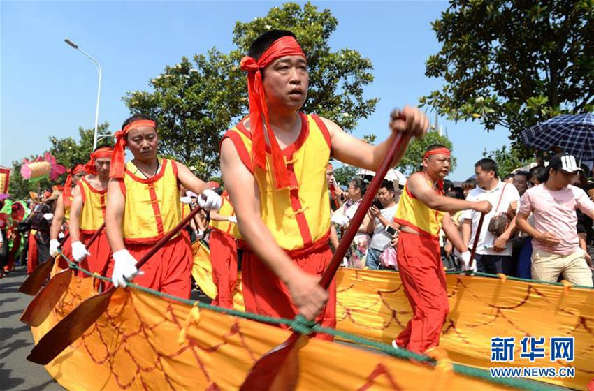 5月26日,旱龙舟演出队在萍乡市湘东区太阳广场参加巡游.