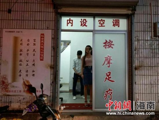 7月23日晚，海南海口市龙华区警方出动400余人次警力打击“黄赌毒”，对辖区内的各治安重点场所进行了突袭，共抓获涉案人员20人，查处卖淫嫖娼案件17起。图为打击“涉黄”场所现场。海口龙华警方供图