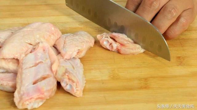 洗净的鸡翅切一字花刀,待用.