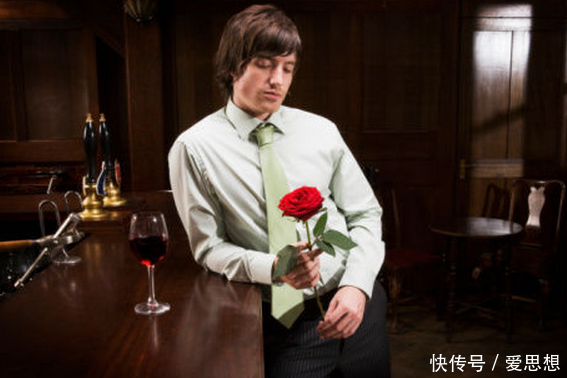 男生暗恋女生的表现细节 男生暗恋你的20个动作