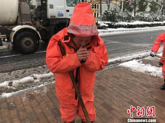 暴雪“盖”了半个金陵城：雪中“守护者”带来融融暖意