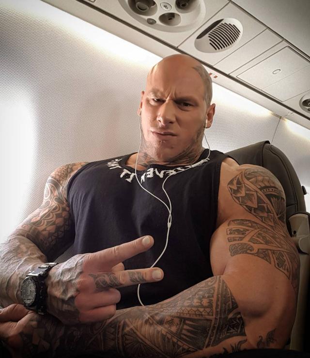 马丁福特真乃人间巨兽,因身体块头太大,飞机座位都特定款