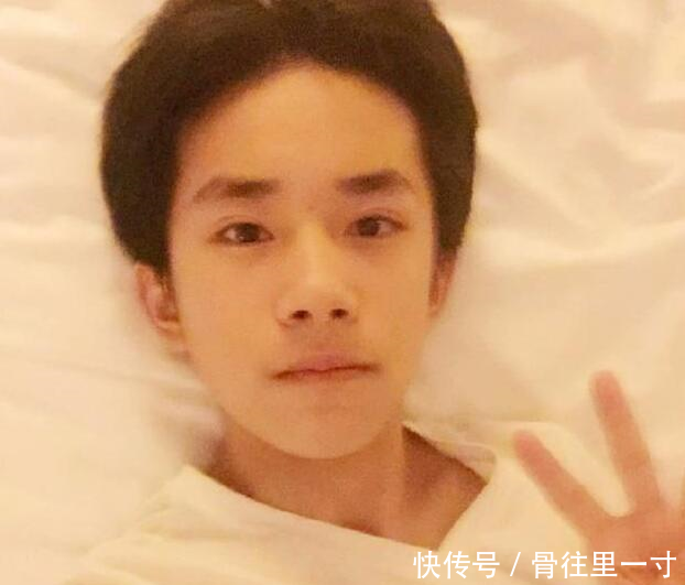 男星素颜照,王俊凯满脸痘,蔡徐坤双眼无神,易烊