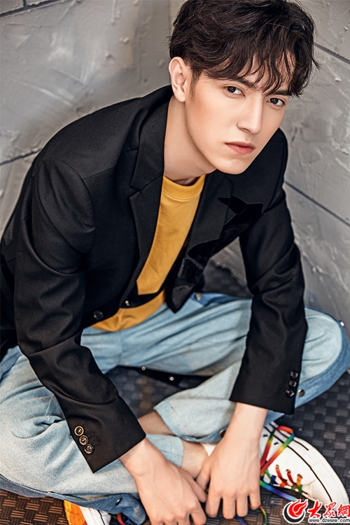 聚来提曝光写真眼神撩人 将与赵英博罗志祥同登快本