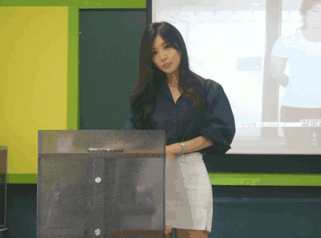 抖音最美大学老师走红, 当她走下讲台那刻, 学