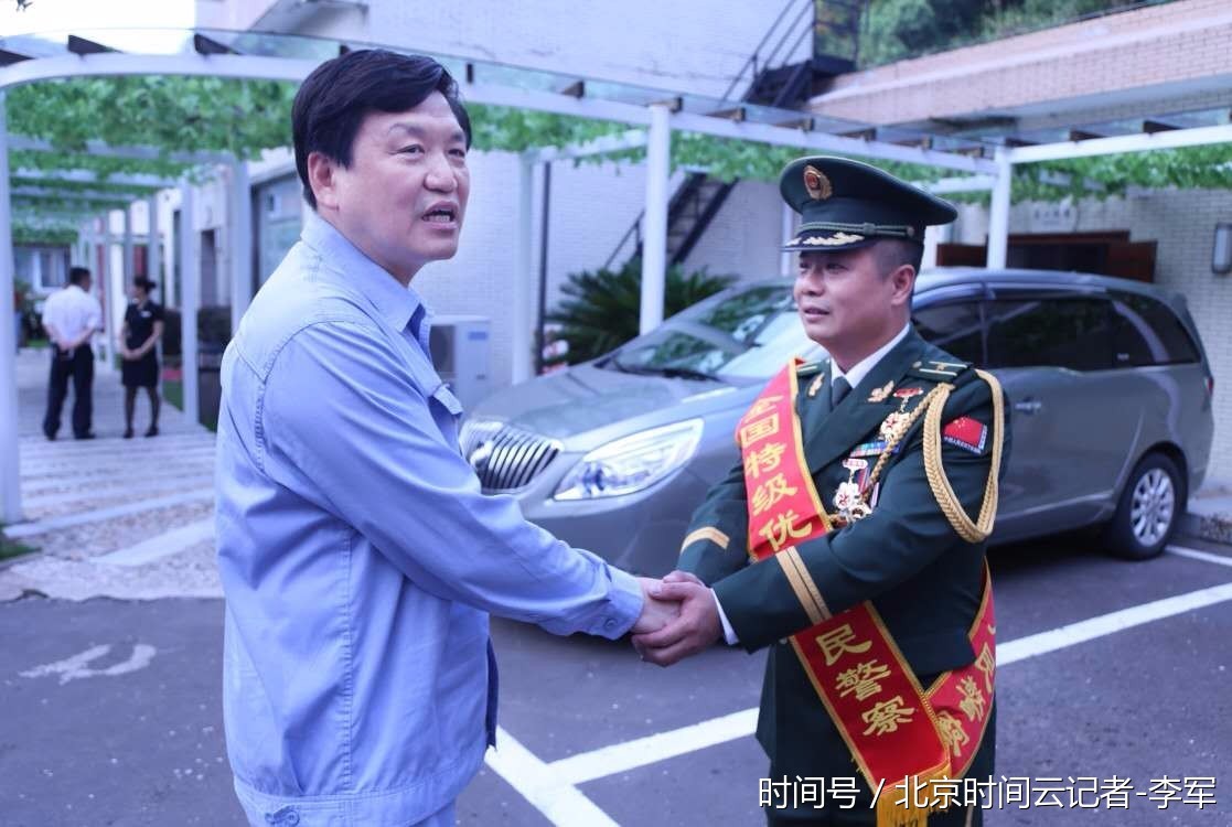 南粤缉毒英雄回岳阳探亲倍受热捧 南粤缉毒英雄回岳阳探亲倍受热捧