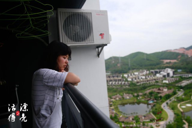 之后丹丹下定决心要做一份自己真正热爱的工作，最好能和自身兴趣结合在一起。喜欢花草动物的丹丹首先就尝试了去找花艺师、宠物管理员的工作，不过因为工资低、简历不合适等等的原因都没能应聘成功。这时她在常逛的论坛上看到一则情趣用品体验师的招聘广告：躺在床上玩玩具就能把钱赚了。