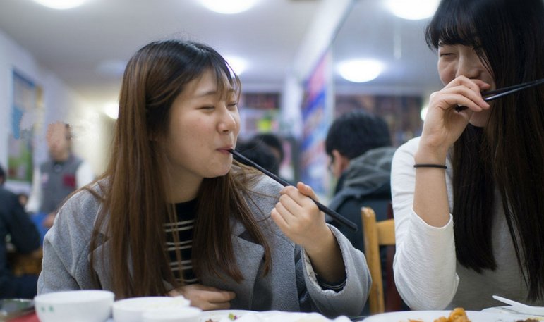 年轻韩国人来中国留学,生活富有不愿回国,计划