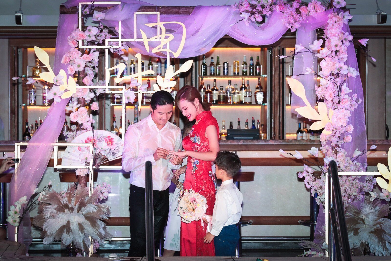 田亮叶一茜夫妻登上邮轮,在亲朋好友的见证下共同度过了浪漫的锡婚