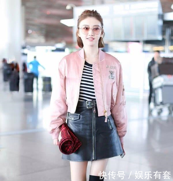 景甜厉害了! 过膝长袜配皮裙穿出漫画腿, 网友