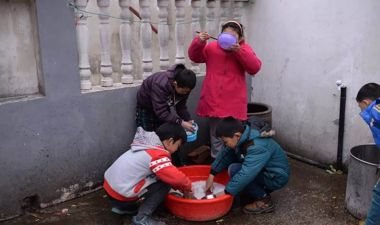 实拍农村留守儿童:父母外出打工 一年见一次