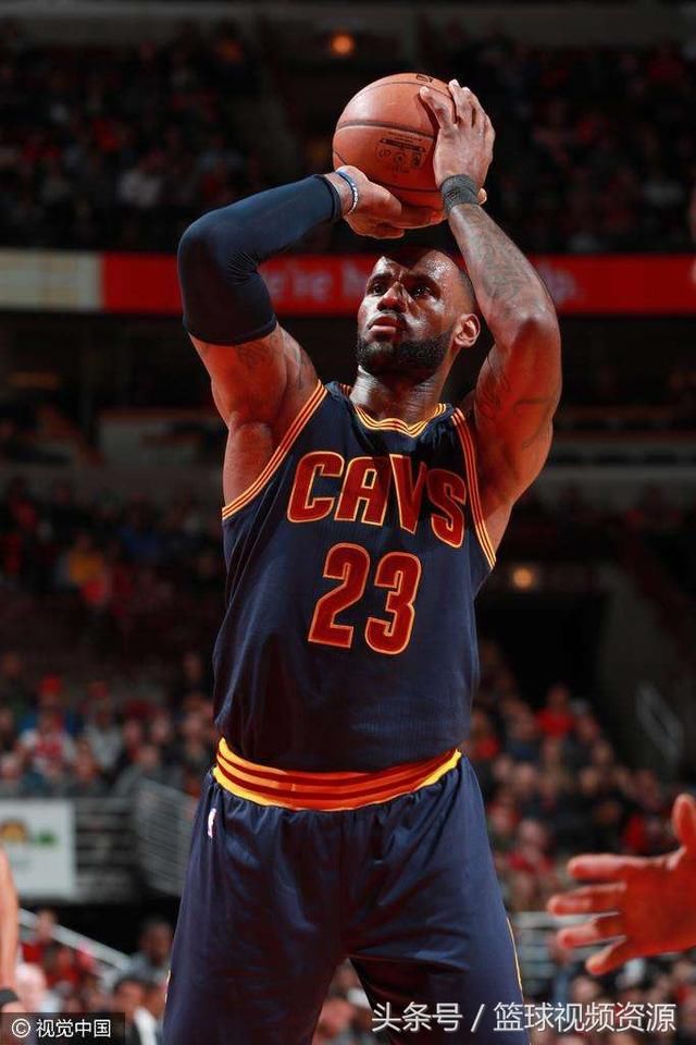 回顾经典:2015年骑士VS勇士G1,詹姆斯单核血