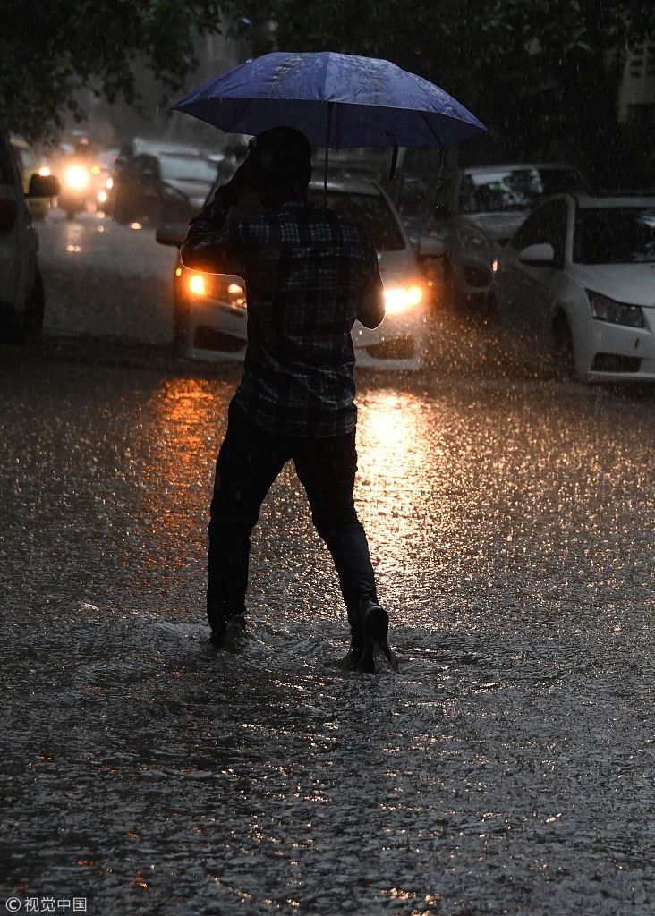 印度多地遭遇暴雨导致洪涝 汽车桥下被淹只露