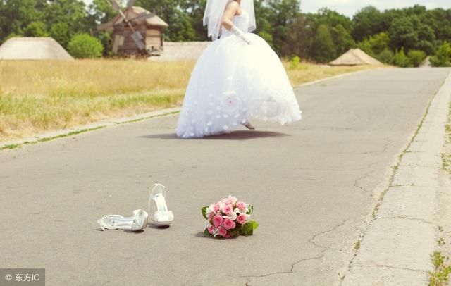 丈母娘索要50万彩礼,新郎怒娶伴娘!爱情金钱你