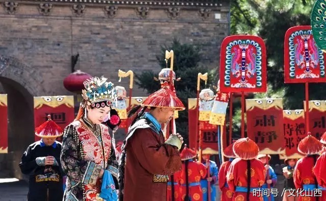 瞬间穿越到古代 陈廷敬率家人接驾 康熙皇帝来了,一行人马鸣锣开道