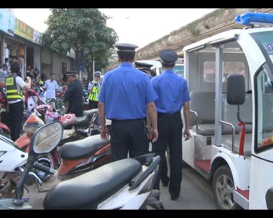 南宁:乱停车就有人乱收费!到头来还被拖了车