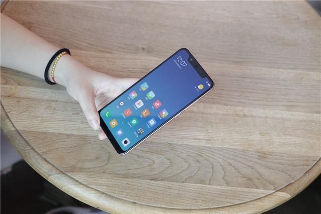 如果给你3000元 你会选择小米8还是荣耀play?