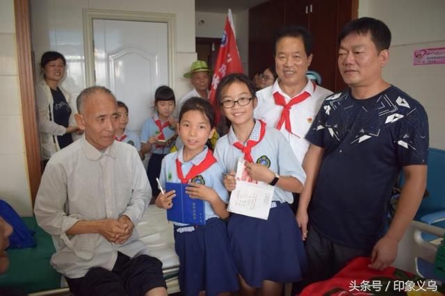 好人楼有德带领小学生访贫问苦 感受献爱心做