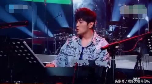 周杰伦综艺首露面发福似大叔,自弹自唱中途却