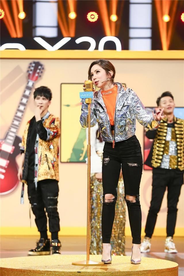 厉害了张靓颖!穿短裤搭厚底高跟鞋,视觉上比邓