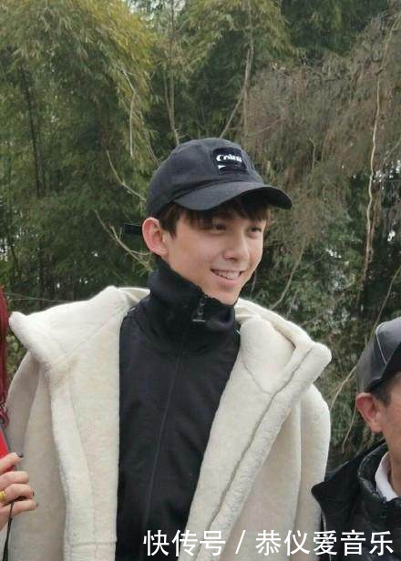 都是回乡过年,王宝强被夸接地气,吴磊的关注点