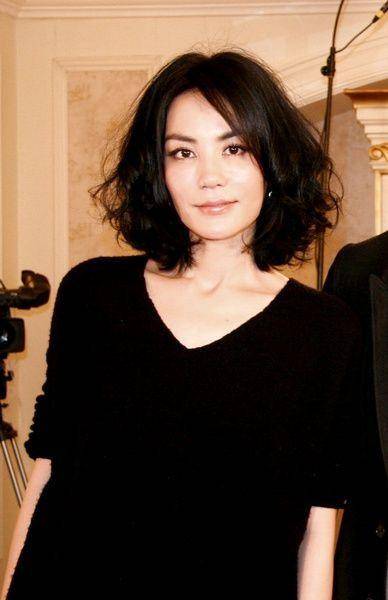 街头偶遇王菲,有点显老,却气质非凡,难怪谢霆锋要和她再续前缘