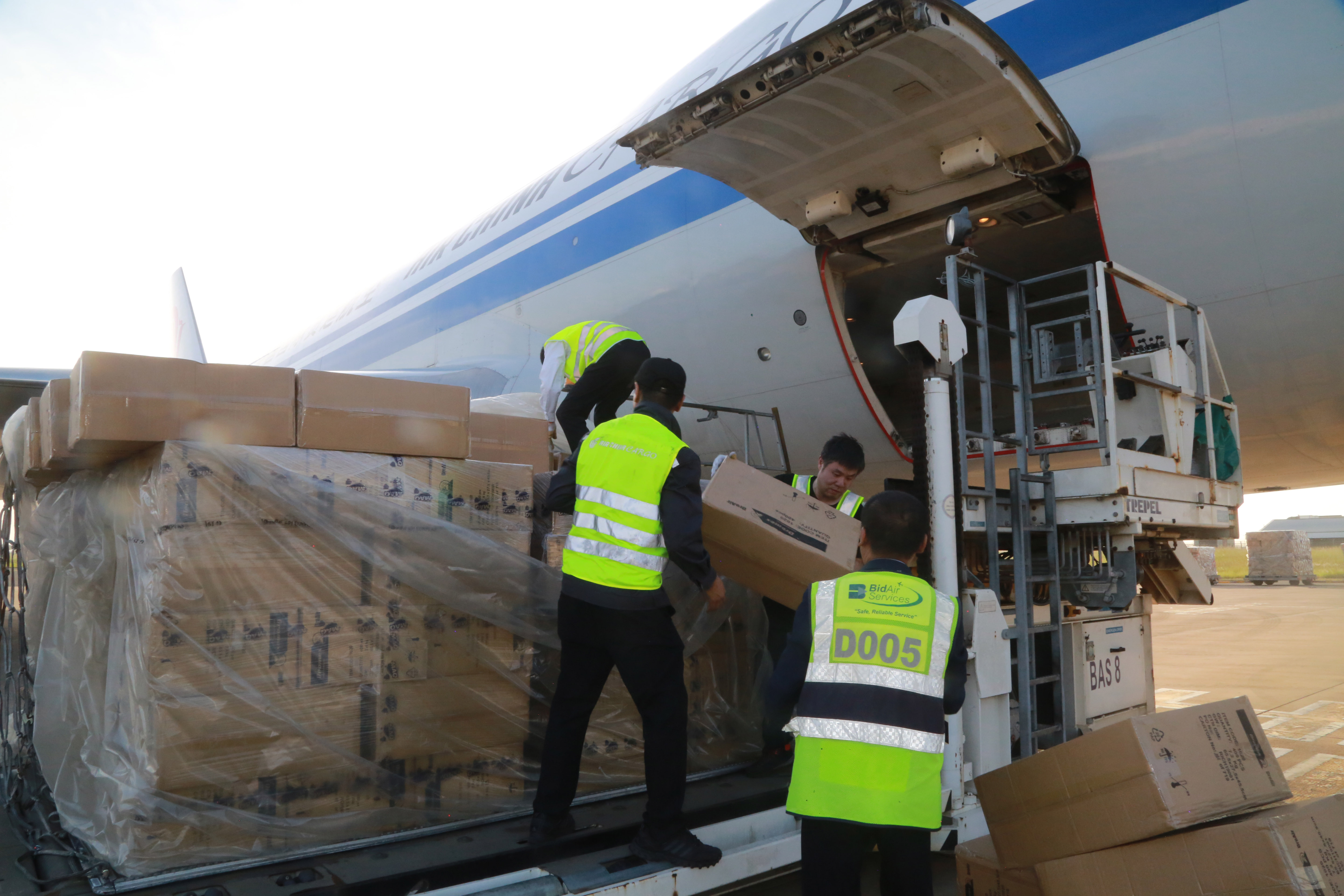 民航战"疫"!中航集团再度圆满完成防疫物资运输包机任务