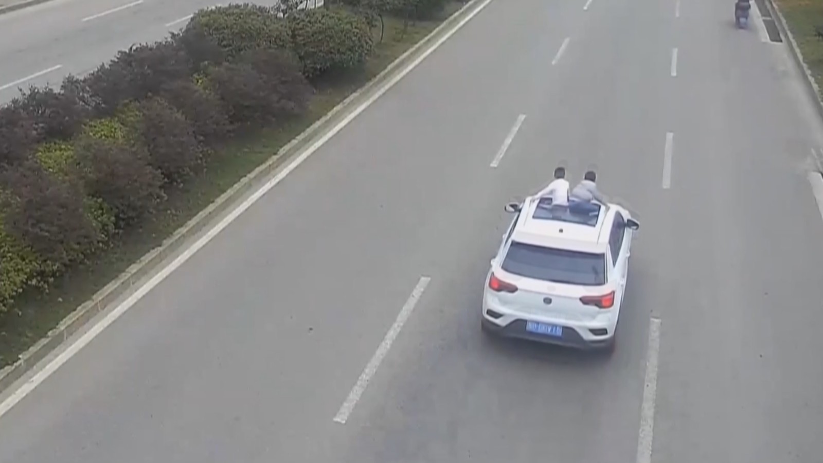 孩子坐车顶玩耍 交警严肃处罚！