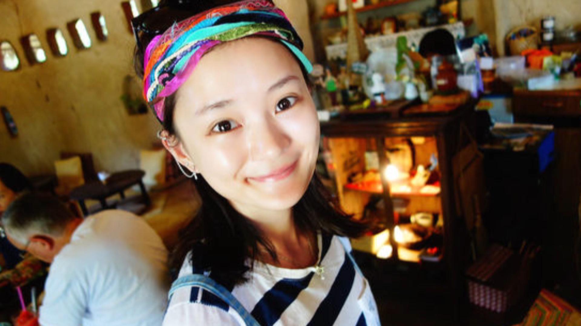 馨子素颜国外游 不施粉黛元气满满似少女