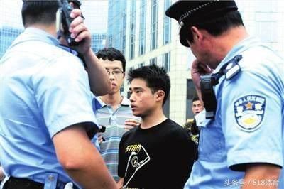 体操冠军上海地铁卖艺!1天收入40元 遭保洁大