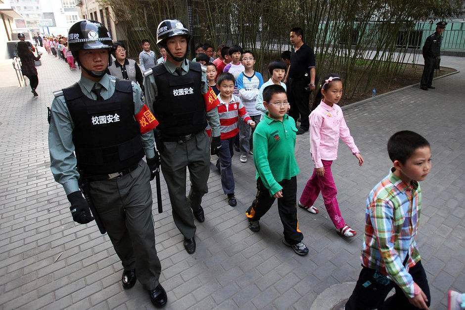 带走罚站女教师的派出所副所长被免去职务,并