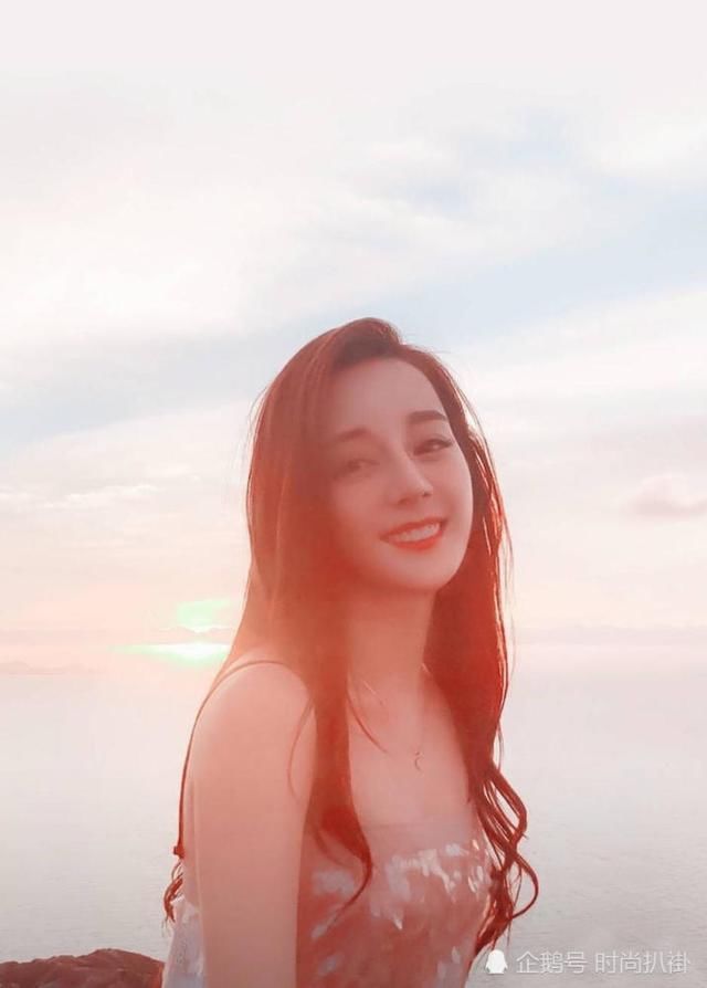 21岁的关晓彤亮片裙未P图曝光,同框杨紫居然