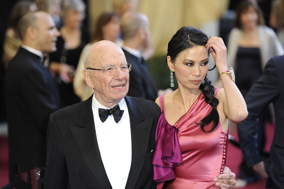 『邓文迪：所得资产不足丈夫1％』2013年，传媒大亨默多克正式结束与邓文迪的14年婚姻。多家媒体报道，邓文迪据信将保有位于纽约市曼哈顿区第五大道的一套豪宅。她与默多克8年前买入这套住宅时，出价4400万美元。另外，默多克位于中国北京的一套房产也将归她所有。离婚后，默多克和邓文迪将共同监护他们的两个女儿格雷丝和克洛艾。相比于默多克的第二任妻子安娜离婚时得到的17亿美元，邓文迪只能算是拿到了一个零头。（资料来源：新京报）