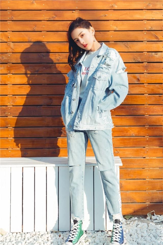 宋祖儿最新写真照,穿双色鞋真有个性,时尚辣妈