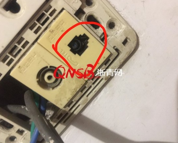 房东在姑娘房内装摄像头 意欲偷窥却败露