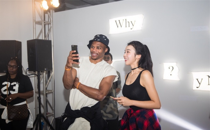 由于颜值高业务强被许多球迷奉为篮球界第一女神,张曼源英语非常好