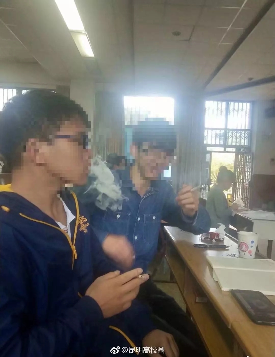 学生上课集体抽烟？云南农大：是感官评析课