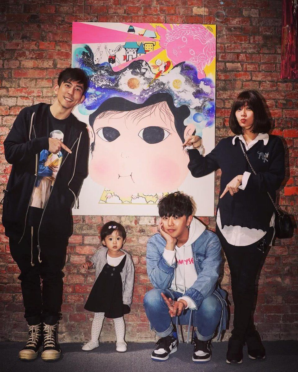 画中人是咘咘还是波妞?贾静雯家这幅画有意思